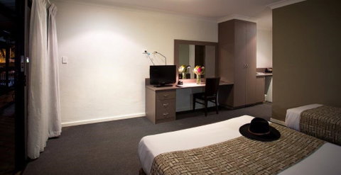 Diplomat Motel - Accommodation Gold Coast 2