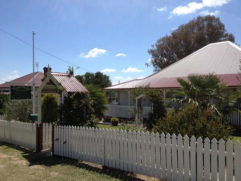Tenterfield Luxury Historic C1895 Cottage - Accommodation Gold Coast 0