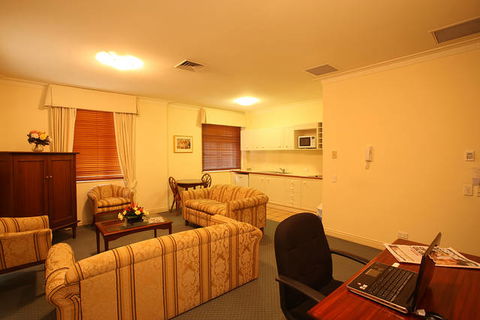 ULTIQA Rothbury Hotel - Accommodation Gold Coast 2