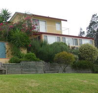 Whitby on Wallis Lakefront Holiday Cottage - Gold Coast 4U