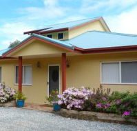 Whitby on Wallis Lakefront Cottage - Gold Coast 4U