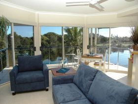 Alexander Lakeside Bed And Breakfast - Accommodation Gold Coast 0