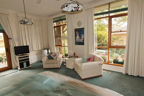 Practically Lakeside B And B - Accommodation Gold Coast 2