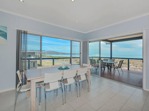 Century 21 SouthCoast: Moana Blue - Accommodation Gold Coast 44