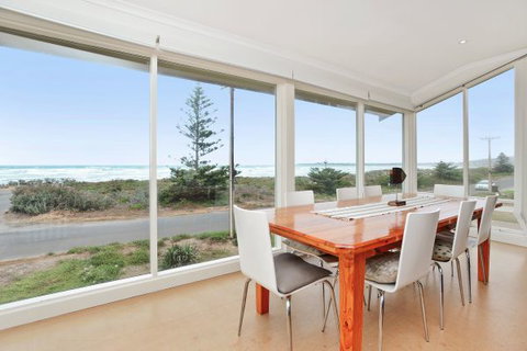 Willows - Accommodation Gold Coast 0