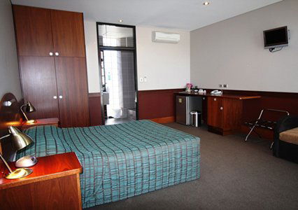 Highlander Hotel Bar Kitchen Rooftop - Accommodation Gold Coast 2