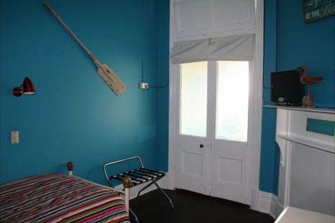 Foreshore Backpackers - Accommodation Gold Coast 1