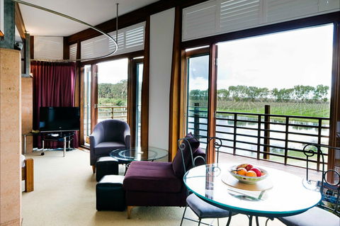 Bettenay's Lakeside Chalets And Luxury Spa Apartment - Accommodation Gold Coast 0