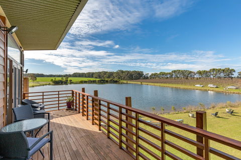 Bettenay's Lakeside Chalets And Luxury Spa Apartment - Accommodation Gold Coast 1