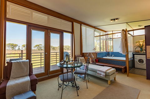 Bettenay's Lakeside Chalets And Luxury Spa Apartment - Accommodation Gold Coast 2