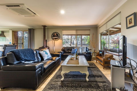 Bettenay's Lakeside Chalets And Luxury Spa Apartment - Accommodation Gold Coast 6