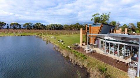 Bettenay's Lakeside Chalets And Luxury Spa Apartment - Accommodation Gold Coast 7