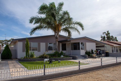 Chrissie's Palace - Accommodation Gold Coast 0