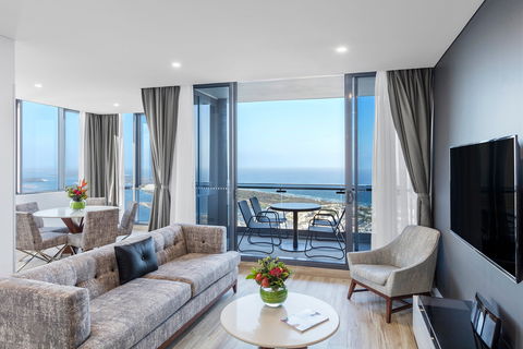 Meriton Suites Southport - Accommodation Gold Coast 1
