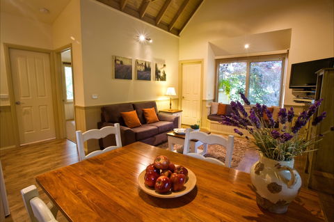 Autumn Abode Cottages - Accommodation Gold Coast 0