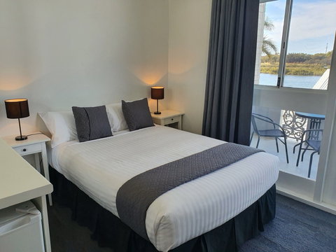 Parade Hotel - Accommodation Gold Coast 0