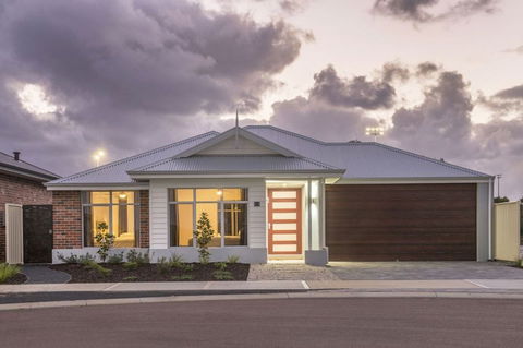 Fairway Lakeside - Accommodation Gold Coast 0