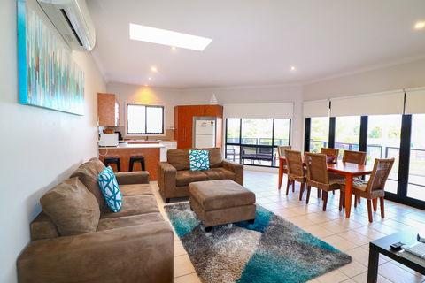 Flexi Five- Belmont - Accommodation Gold Coast 1