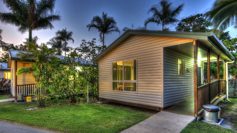 Queens Beach Tourist Village - Accommodation Gold Coast 2