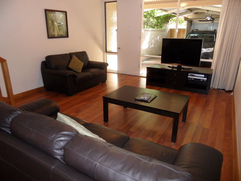 Adelaide Serviced Accommodation - Archer Townhouse - 1 Gold Coast 0