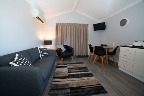 Bridport Beach Cottages - Gold Coast 4U 1
