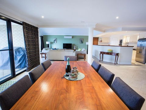 Canal Elegance In Yunderup - Accommodation Gold Coast 1
