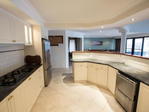 Canal Elegance In Yunderup - Accommodation Gold Coast 2
