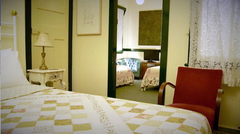 Chalet Guesthouse And Studio - Accommodation Gold Coast 1