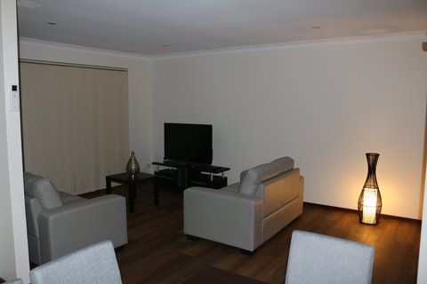 CozyStay At Kearsley - Accommodation Gold Coast 2