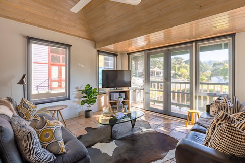 Dlux + Escape @ Lorne - Accommodation Gold Coast 0