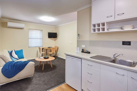 Elphin  Motel & Serviced Apartments - Accommodation Gold Coast 2