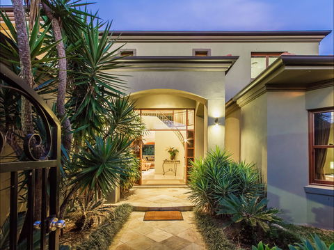 Lakeland Keys Broadbeach - Vogue Holiday Homes - Accommodation Gold Coast 2
