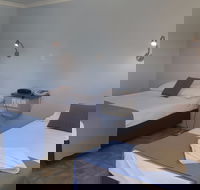 Queens Beach Hotel - Accommodation Gold Coast