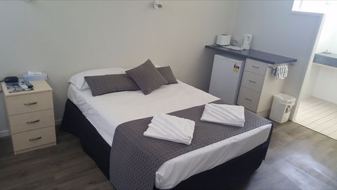 Queens Beach Hotel - Accommodation Gold Coast 1