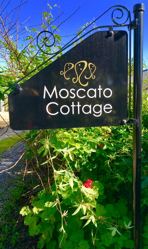 3 Divas Accommodation - The Moscato Cottage - 1 Gold Coast 1