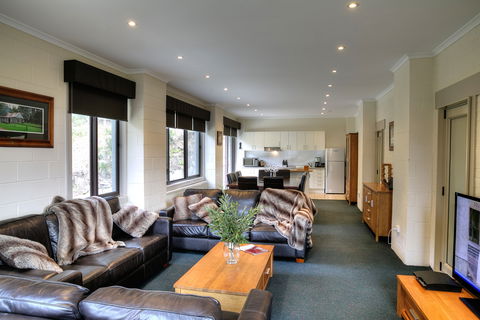 Cedarwood Apartments - Accommodation Gold Coast 0