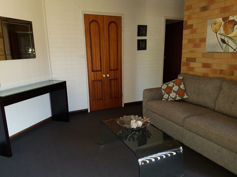 Cousins Motor Inn - Accommodation Gold Coast 2