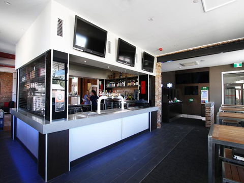 Cow And Calf Hotel - Accommodation Gold Coast 0