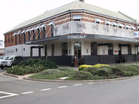 Cow And Calf Hotel - Accommodation Gold Coast 2