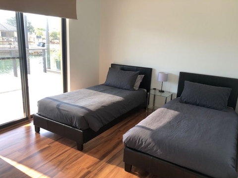 Port Bouvard Retreat - Large Family Friendly Canal Home With Private Jetty - Accommodation Gold Coast 2