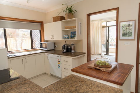 Taranaki Beach Unit - Accommodation Gold Coast 1