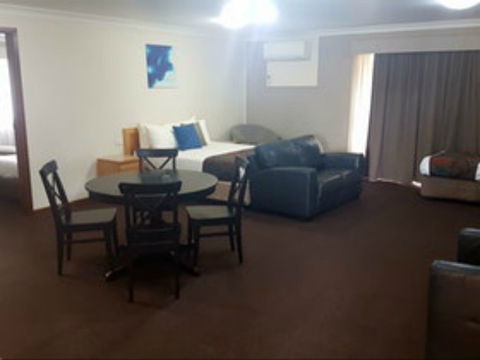 Hilltops Retreat Motor Inn - Accommodation Gold Coast 0