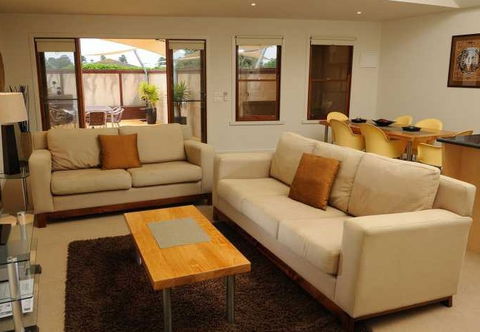 Sackville Apt No 1 - Accommodation Gold Coast 2