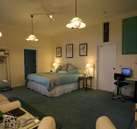 Pratically Lakeside B & B - Accommodation Gold Coast 1