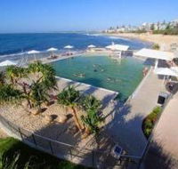 Kings Beach - Beachfront Salt Water Pool - Accommodation Gold Coast