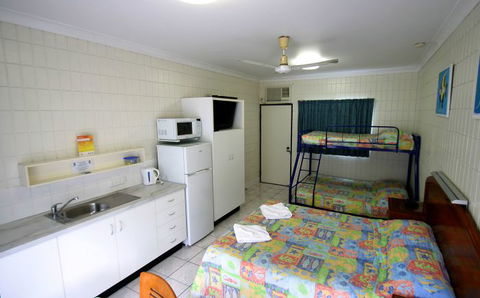 Tropical Palms Inn - Accommodation Gold Coast 2