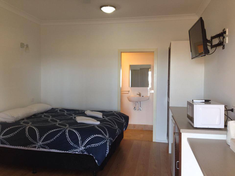 Pine Beach Hotel-Motel - Accommodation Gold Coast 5