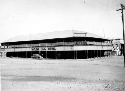 Isa Hotel - 1 Gold Coast 2