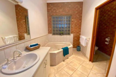Best Western Coastal Waters Motor Inn - Gold Coast 4U 7