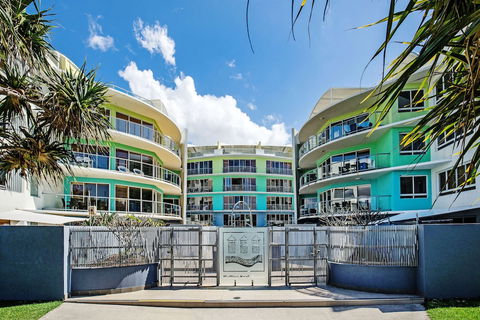 Rolling Surf Resort - Accommodation Gold Coast 0